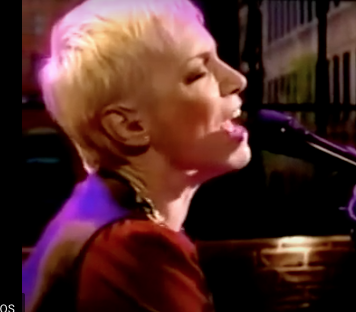 Annie Lennox "Sweet Dreams (Are Made of This)" (Live) - 2010